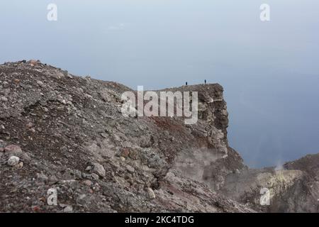 Fumée de soufre et rochers au sommet du mont Gamalama, ville de Ternate, Nord de Maluku, Indonésie. Banque D'Images