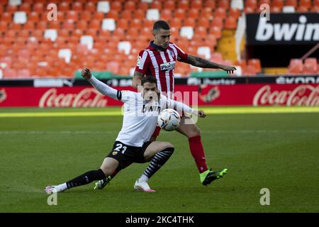 Manu Vallejo de Valence CF (L) et MARIO HERMOSO DE L'ATLÉTICO DE MADRID pendant le match espagnol la Liga entre Valencia CF et Atlético de Madrid au stade Mestalla sur 28 novembre 2020. (Photo de Jose Miguel Fernandez/NurPhoto) Banque D'Images