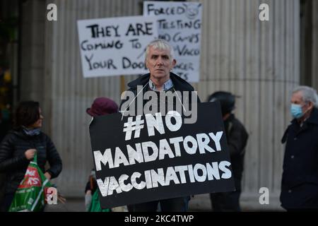 L'un des activistes anti-verrouillage portant une étiquette « aucune vaccination obligatoire » lors d'un « rassemblement de Rosary » devant l'GPO sur O'Connell Street, le 39 jour du confinement de niveau 5 à l'échelle nationale. Samedi, 28 novembre 2020, à Dublin, Irlande. (Photo par Artur Widak/NurPhoto) Banque D'Images