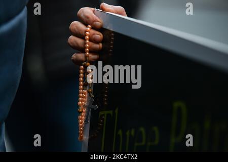 Un manifestant a déclaré la roseraie lors d'un « Rosary Rally » devant l'GPO sur O'Connell Street, le 39 jour de l'enfermement national de niveau 5. Samedi, 28 novembre 2020, à Dublin, Irlande. (Photo par Artur Widak/NurPhoto) Banque D'Images