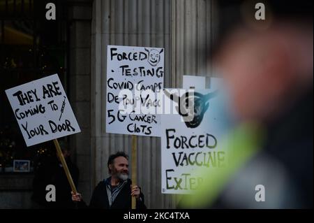 Des activistes anti-verrouillage rejoignent un groupe de manifestants lors d'un « rassemblement Rosaire » devant l'GPO sur O'Connell Street, le 39 jour de l'isolement national de niveau 5. Samedi, 28 novembre 2020, à Dublin, Irlande. (Photo par Artur Widak/NurPhoto) Banque D'Images