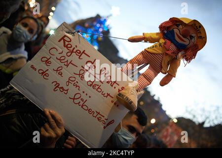 Un écriteau lit «retrait de l'article 24, c'est le début..de la fin..de nos libertés». Plus de 5000 manifestants ont manifesté pour la 4th fois pour protester contre le projet de loi sur la « loi sur la sécurité mondiale » promu par le président français Macron et sa majorité. Le projet de loi sur la "loi mondiale sur la sécurité" interdonnera également à quiconque de photographier ou de filmer des membres de la police s'il n'est pas bafoué : les transgresseurs pourraient être condamnés jusqu'à un an de prison et une amende de €45,000 ans. Le projet de loi prévoit également de généraliser la reconnaissance faciale dans les espaces publics comme en Chine.le défenseur français des droits, la Commission nationale française sur l'huma Banque D'Images