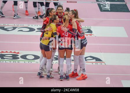 Bosca San Bernardo Cuneo célèbre pendant le Volleyball féminin série Un match entre Bosca San Bernardo Cuneo et volley Millenium Brescia à Pala UBI Banca à Cuneo, Italie sur 28 novembre 2020. (Photo par Alberto Gandolfo/NurPhoto) Banque D'Images