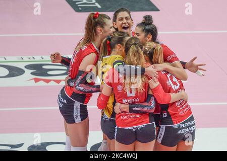 Bosca San Bernardo Cuneo célèbre pendant le Volleyball féminin série Un match entre Bosca San Bernardo Cuneo et volley Millenium Brescia à Pala UBI Banca à Cuneo, Italie sur 28 novembre 2020. (Photo par Alberto Gandolfo/NurPhoto) Banque D'Images