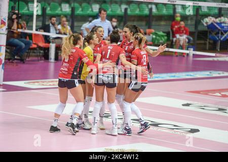 Bosca San Bernardo Cuneo célèbre pendant le Volleyball féminin série Un match entre Bosca San Bernardo Cuneo et volley Millenium Brescia à Pala UBI Banca à Cuneo, Italie sur 28 novembre 2020. (Photo par Alberto Gandolfo/NurPhoto) Banque D'Images