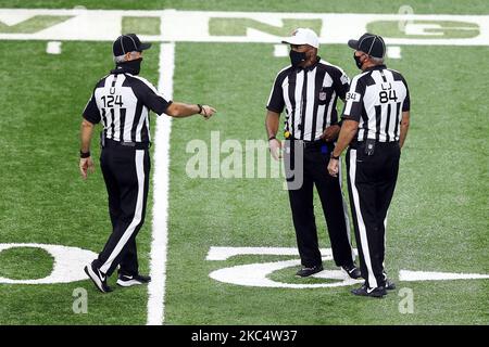 Le juge Mark Steinkerchner (84), l'arbitre Shawn Smith (14) et l'arbitre Carl Paganelli (124) discutent jeudi d'une partie de la deuxième partie d'un match de football de la NFL entre les Texans de Houston et les Lions de Détroit à Detroit, Michigan, États-Unis. 26 novembre 2020 (Photo par Amy Lemus/NurPhoto) Banque D'Images