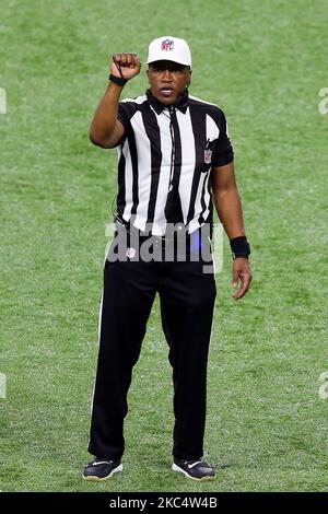 Le juge-arbitre Shawn Smith (14) fait un appel pendant la deuxième moitié d'un match de football de la NFL entre les Texans de Houston et les Lions de Detroit à Detroit, Michigan, États-Unis, jeudi, 26 novembre 2020. (Photo par Amy Lemus/NurPhoto) Banque D'Images