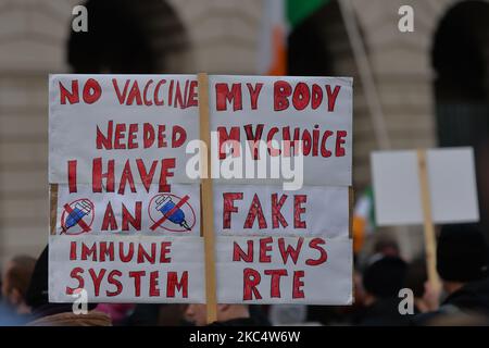 Un manifestant tient un écriteau lors du Irish Freedom Party, un rassemblement anti-vaccination et anti-verrouillage devant la Custom House, le 39 jour de l'isolement national de niveau 5. Samedi, 28 novembre 2020, à Dublin, Irlande. (Photo par Artur Widak/NurPhoto) Banque D'Images