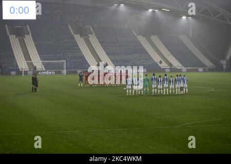 Les équipes se disputent quelques minutes d'applaudissements lors du match de championnat Sky Bet entre Huddersfield Town et Middlesbrough au stade John Smith, Huddersfield, le samedi 28th novembre 2020. (Photo de Mark Fletcher/MI News/NurPhoto) Banque D'Images