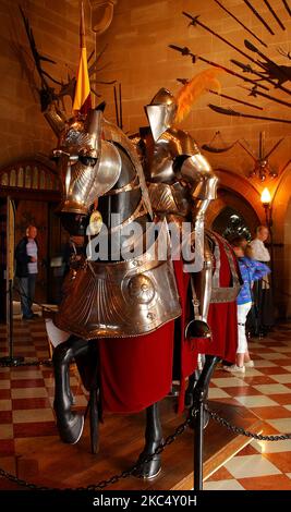 Un cliché vertical d'une armure de cheval et de chevalier spectaculaire dans le château de Warwick, au Royaume-Uni Banque D'Images