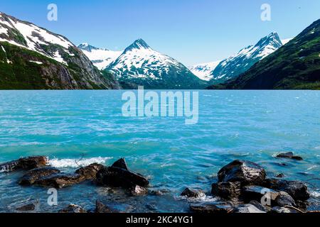 Vue depuis le centre d'accueil de Boggs, le lac Portage, le glacier Portage, la montagne Maynard et Bard Peak. Forêt nationale de Chugach; Portage; Alaska; États-Unis Banque D'Images