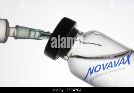 Une seringue médicale et un flacon devant le logo de la société de développement de vaccins Novavax US sont présentés sur cette photo d'illustration créative. Plus de cent cinquante vaccins contre le coronavirus COVID-19 sont en cours de développement dans le monde, dont plusieurs ont la troisième phase d'essais cliniques, comme l'ont signalé les médias. (Illustration par STR/NurPhoto) Banque D'Images