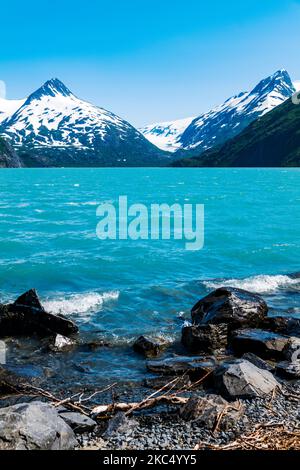 Vue depuis le centre d'accueil de Boggs, le lac Portage, le glacier Portage, la montagne Maynard et Bard Peak. Forêt nationale de Chugach; Portage; Alaska; États-Unis Banque D'Images