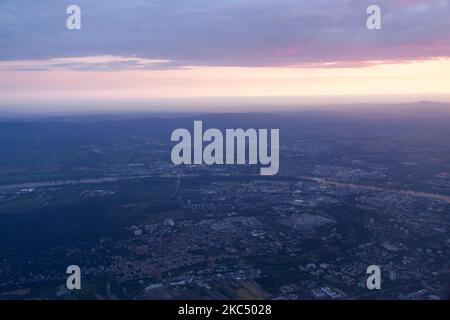La vue aérienne nuageux de Francfort et de main River avant le lever du soleil (Allemagne). Banque D'Images