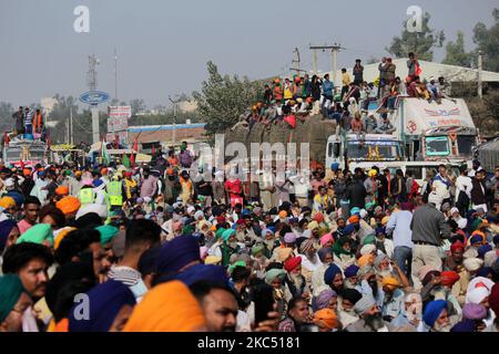 Les agriculteurs assistent à une manifestation contre les nouvelles lois agricoles du Centre à la frontière de Singhu, près de Delhi, en Inde, sur 30 novembre 2020. Des agriculteurs du Punjab, de Haryana et d'autres États devraient atteindre la capitale nationale par cinq autoroutes reliant la ville dans le cadre de leur appel de mars « Delhi Chalo ». (Photo de Mayank Makhija/NurPhoto) Banque D'Images