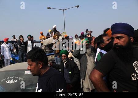 Les agriculteurs assistent à une manifestation contre les nouvelles lois agricoles du Centre à la frontière de Singhu, près de Delhi, en Inde, sur 30 novembre 2020. Des agriculteurs du Punjab, de Haryana et d'autres États devraient atteindre la capitale nationale par cinq autoroutes reliant la ville dans le cadre de leur appel de mars « Delhi Chalo ». (Photo de Mayank Makhija/NurPhoto) Banque D'Images