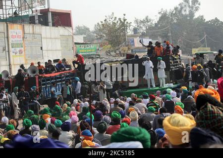 Les agriculteurs assistent à une manifestation contre les nouvelles lois agricoles du Centre à la frontière de Singhu, près de Delhi, en Inde, sur 30 novembre 2020. Des agriculteurs du Punjab, de Haryana et d'autres États devraient atteindre la capitale nationale par cinq autoroutes reliant la ville dans le cadre de leur appel de mars « Delhi Chalo ». (Photo de Mayank Makhija/NurPhoto) Banque D'Images