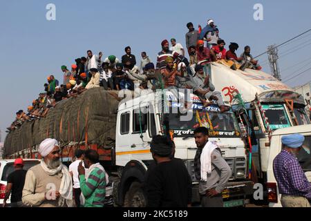 Les agriculteurs assistent à une manifestation contre les nouvelles lois agricoles du Centre à la frontière de Singhu, près de Delhi, en Inde, sur 30 novembre 2020. Des agriculteurs du Punjab, de Haryana et d'autres États devraient atteindre la capitale nationale par cinq autoroutes reliant la ville dans le cadre de leur appel de mars « Delhi Chalo ». (Photo de Mayank Makhija/NurPhoto) Banque D'Images