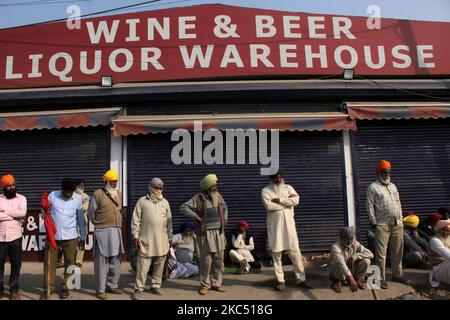 Les agriculteurs assistent à une manifestation contre les nouvelles lois agricoles du Centre à la frontière de Singhu, près de Delhi, en Inde, sur 30 novembre 2020. Des agriculteurs du Punjab, de Haryana et d'autres États devraient atteindre la capitale nationale par cinq autoroutes reliant la ville dans le cadre de leur appel de mars « Delhi Chalo ». (Photo de Mayank Makhija/NurPhoto) Banque D'Images