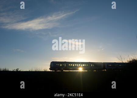 Chiltern Railways train diesel à Sunset, Warwickshire, Royaume-Uni Banque D'Images