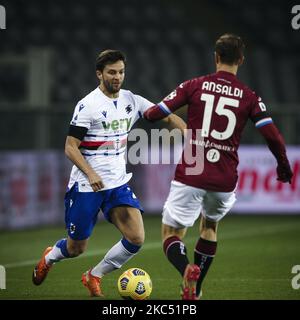 Le défenseur de Sampdoria Bartosz Bereszynski (24) lutte pour le bal contre le défenseur de Turin Cristian Ansaldi (15) lors de la série A football match n.9 TURIN - SAMPDORIA sur 30 novembre 2020 au Stadio Olimpico Grande Turin à Turin, Piémont, Italie. Résultat final: Torino-Sampdoria 2-2. (Photo de Matteo Bottanelli/NurPhoto) Banque D'Images