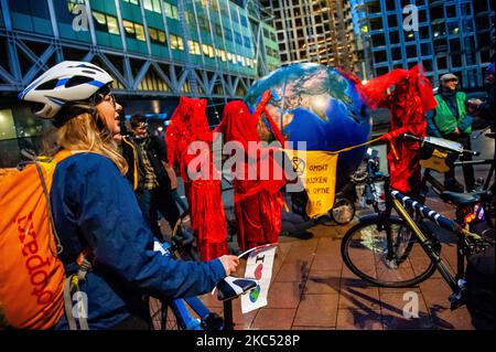 Un groupe de militants du climat qui ont fait du vélo depuis le nord du pays par étapes pour attirer l'attention sur l'affaire climatique arrive à la Cour de justice le jour où la poursuite contre Shell débute à la Haye, sur 1 décembre 2020. (Photo par Romy Arroyo Fernandez/NurPhoto) Banque D'Images