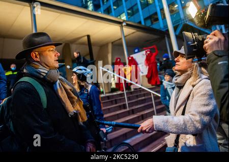 Le directeur de Milleudéfensie, Donald Pols, donne un entretien, le jour où la poursuite contre Shell débute à la Haye, sur 1 décembre 2020. (Photo par Romy Arroyo Fernandez/NurPhoto) Banque D'Images