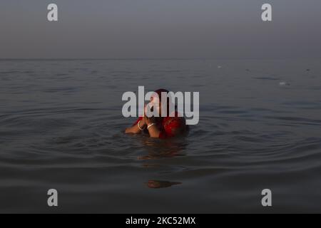 Un pèlerin hindou prend un bain Saint dans la baie du Bengale pendant qu'il exécute des rituels à l'occasion de la Rashmela, un festival religieux à Kuakata, au Bangladesh, sur 30 novembre 2020. (Photo d'Ahmed Salahuddin/NurPhoto) Banque D'Images