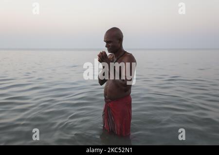 Un pèlerin hindou prend un bain Saint dans la baie du Bengale pendant qu'il exécute des rituels à l'occasion de la Rashmela, un festival religieux à Kuakata, au Bangladesh, sur 30 novembre 2020. (Photo d'Ahmed Salahuddin/NurPhoto) Banque D'Images