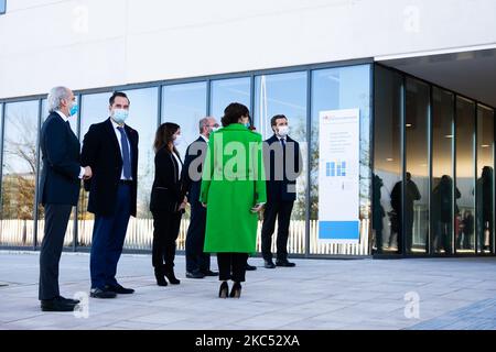 Isabel Díaz Ayuso, présidente de la Communauté de Madrid avec Iganacio Aguado, vice-présidente, Enrique Ruiz Escudero, ministre de la Santé et Pablo Casado, président du PP, à l'inauguration du nouvel hôpital infirmier Isabel Zendal dans le quartier de Valdebebas, assiste aux médias, sur 1 décembre, 2020 à Madrid, Espagne. Le nouvel hôpital construit contre la montre avec un coût actuel d'environ 100 millions d'euros dépassant les 50 millions d'euros budgétisés dès le début, pour les pandémies ou les urgences sanitaires, l'hôpital manque encore de personnel médical, et est encore inachevé. (P Banque D'Images