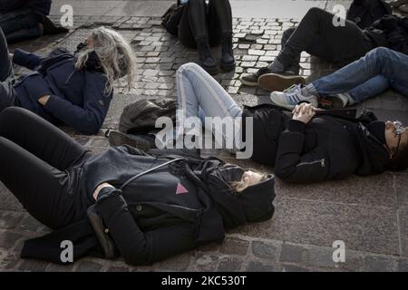 Les activistes ACT Up se réunissent pour marquer la Journée mondiale du SIDA à Paris. Paris, le 1st décembre 2020. (Photo de Jacopo Landi/NurPhoto) Banque D'Images