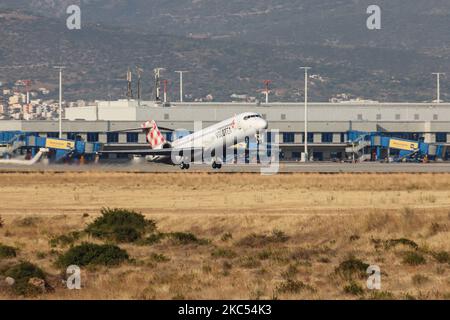 Décollage tel qu'il a été vu d'un Boeing 717 de Volotea Airlines au départ de l'aéroport international d'Athènes ATH, devant le terminal et la tour de contrôle dans le ciel bleu. L'avion B717 a l'enregistrement EI-FGI. Volotea V7 VOE est une compagnie aérienne espagnole à bas prix dont les bases opèrent des vols en Espagne, en Italie, en France et en Grèce. Le transporteur de budget dispose d'une flotte de 36 avions. Le trafic mondial de passagers a diminué durant l'ère de l'épidémie du coronavirus, l'industrie luttant pour survivre. Athènes, Grèce sur 21 septembre 2020 (photo de Nicolas Economou/NurPhoto) Banque D'Images