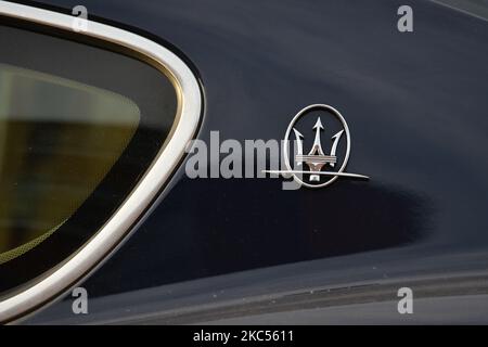 Un logo de Maserati vu sur la voiture Tesla garée dans le centre de Dublin mercredi, 2 décembre 2020, à Dublin, Irlande. (Photo par Artur Widak/NurPhoto) Banque D'Images