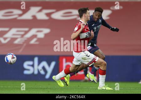 Jamal Lowe, de Swansea City, traverse le ballon devant la DAEL Fry de Middlesbrough lors du match de championnat Sky Bet entre Middlesbrough et Swansea City au stade Riverside, à Middlesbrough, le mercredi 2nd décembre 2020. (Photo de Mark Fletcher/MI News/NurPhoto) Banque D'Images