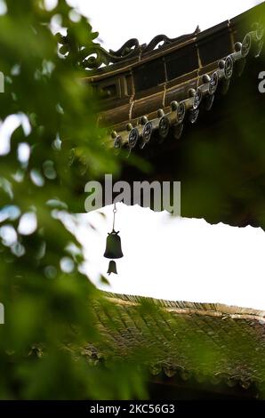 Un cliché vertical d'une cloche accrochée au Temple du nuage blanc (Temple de Baiyun) à Beijing, en Chine Banque D'Images