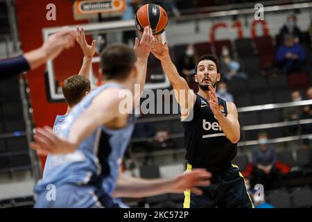 Léo Westermann de Fenerbahce passe le ballon lors du match de basketball de l'Euroligue entre Zenit Saint-Pétersbourg et Fenerbahce Beko Istanbul sur 3 décembre 2020 à l'arène de Sibur à Saint-Pétersbourg, en Russie. (Photo de Mike Kireev/NurPhoto) Banque D'Images