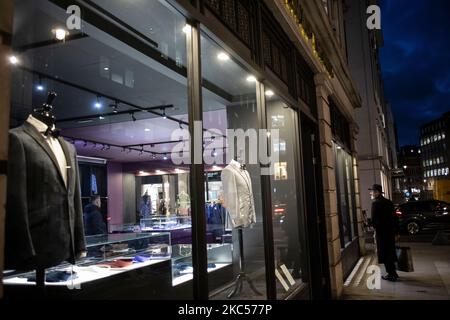 Savile Row à l'heure de la nuit, rue réputée pour sa conception traditionnelle sur mesure pour les hommes, Mayfair, Londres, Angleterre, Royaume-Uni Banque D'Images