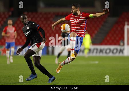 Antonio Puertas, de Grenade CF et Noni Madueke, de PSV Eindhoven lors du match de l'UEFA Europa League Group E entre Grenade CF et PSV Eindhoven à l'Estadio Nuevo Los Carmenes sur 3 décembre 2020 à Grenade, Espagne. Les stades de football de toute l'Europe restent fermés aux fans en raison de la pandémie du coronavirus. (Photo par Álex Cámara/NurPhoto) Banque D'Images