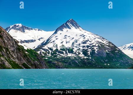 Vue depuis le centre d'accueil de Boggs, le lac Portage, le glacier Portage, la montagne Maynard et Bard Peak. Forêt nationale de Chugach; Portage; Alaska; États-Unis Banque D'Images