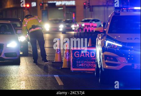 Garda point de contrôle dans le centre-ville de Dublin. Jeudi, 3 décembre 2020, à Dublin, Irlande. (Photo par Artur Widak/NurPhoto) Banque D'Images