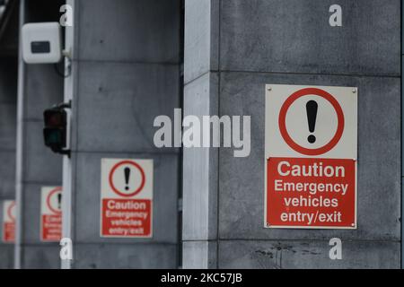 Attention, panneaux d'entrée/sortie des véhicules d'urgence vus à l'entrée d'une caserne de pompiers dans le centre-ville de Dublin. Jeudi, 3 décembre 2020, à Dublin, Irlande. (Photo par Artur Widak/NurPhoto) Banque D'Images