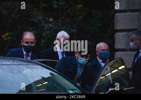 Taoiseach Micheal Martin (à gauche) vu ce soir quitter le Trinity College de Dublin. Le Premier ministre irlandais espère que l'accord sur le Brexit sera conclu. Vendredi, 4 décembre 2020, à Dublin, Irlande. (Photo par Artur Widak/NurPhoto) Banque D'Images