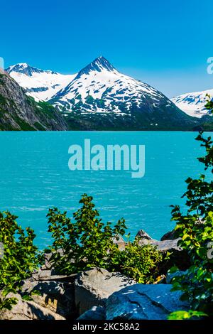 Vue depuis le centre d'accueil de Boggs, le lac Portage, le glacier Portage, la montagne Maynard et Bard Peak. Forêt nationale de Chugach; Portage; Alaska; États-Unis Banque D'Images