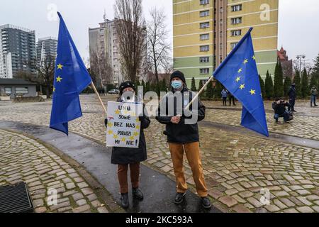 Les manifestants portant un masque facial en raison des restrictions du coronavirus , détenant des drapeaux de l'Union européenne et une bannière qui dit que l'UE peut vivre sans la Pologne, la Pologne sans l'Union ne peut pas être vu à Gdansk, en Pologne le 5 décembre 2020 des personnes protestent contre le veto du gouvernement polonais sur le budget de l'UE. Ils disent que le droit de veto est un premier pas appelé Polexit (quitter l'UE par la Pologne). (Photo de Michal Fludra/NurPhoto) Banque D'Images