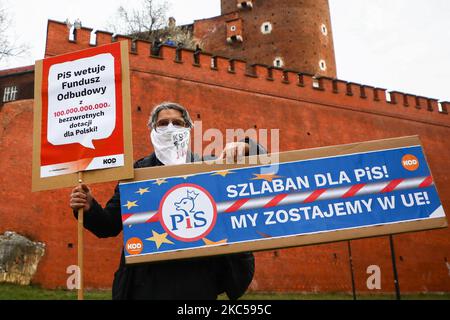 Un gouvernement anti-gouvernemental est organisé par les membres du Comité pour la défense de la démocratie (KOD) pour exprimer le point de vue pro-européen. Cracovie, Pologne sur 5 décembre 2020. L'UE fait face à des obstacles à l'approbation d'un paquet budgétaire après que la Hongrie et la Pologne se sont jurés d'opposer leur veto aux mesures sur les préoccupations relatives aux conditions attachées au financement. (Photo de Beata Zawrzel/NurPhoto) Banque D'Images