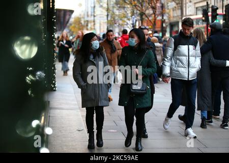 Les amateurs de shopping, certains portant un masque facial, ont passé les lumières de Noël devant le grand magasin House of Fraser sur Oxford Street à Londres, en Angleterre, sur 5 décembre 2020. Londres est revenue aux restrictions de niveau 2 ou de « haute alerte » sur le coronavirus depuis la fin de la période de quatre semaines de confinement à l'échelle de l'Angleterre mercredi dernier, ce qui signifie la réouverture de magasins et d'entreprises d'accueil non essentiels au cours de la période des fêtes. Les règles des trois niveaux d'Angleterre ont été renforcées d'avant le verrouillage de novembre, mais les pubs et les restaurants ont été les plus durement touchés. Dans le West End de Londres, méandwh Banque D'Images