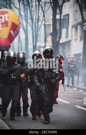 Les policiers anti-émeutes BRAV-M se préparent à intervenir pour disperser un groupe de manifestants le 5 décembre 2020, troisième jour de mobilisation en France contre ce que l'on appelle le projet de loi sur la sécurité mondiale. A Paris, plusieurs milliers de manifestants se sont rassemblés à la porte de Lilas pour protester contre l'article 24 interdisant la distribution d'images de police sur les réseaux sociaux et l'article 23 sur l'utilisation de drones par la police et la reconnaissance faciale. Rapidement Black Bloc a pris la tête de la manifestation et a confronté la police faisant que la manifestation n'est jamais arrivée à la place de la République où les affrontements ont également eu lieu Banque D'Images