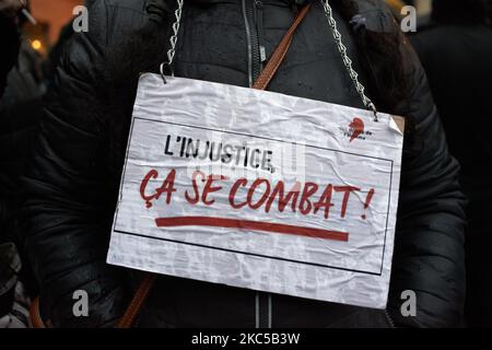 Un écriteau indique « nous pouvons combattre l'injustice ». Plus de 5000 000 manifestants ont une fois de plus protesté contre le projet de loi appelé « Loi sur la sécurité mondiale » promu par le président français Macron et sa majorité. Le projet de loi sur la "loi mondiale sur la sécurité" interdonnera également à quiconque de photographier ou de filmer des membres de la police s'il n'est pas bafoué : les transgresseurs pourraient être condamnés jusqu'à un an de prison et une amende de €45,000 ans. Le projet de loi prévoit également de généraliser la reconnaissance faciale dans les espaces publics comme en Chine.le défenseur français des droits, la Commission nationale française des droits de l'homme (organes administratifs) et l'organe des droits de l'homme des Nations Unies condamnent le BI Banque D'Images