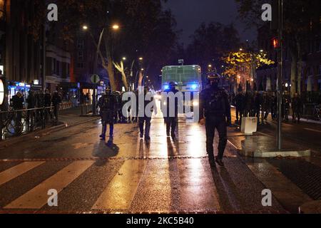 Des policiers anti-émeutes (CRS) avancent vers les manifestants avec un canon à eau de police à la fin de la manifestation. Plus de 5000 000 manifestants ont une fois de plus protesté contre le projet de loi appelé « Loi sur la sécurité mondiale » promu par le président français Macron et sa majorité. Le projet de loi sur la "loi mondiale sur la sécurité" interdonnera également à quiconque de photographier ou de filmer des membres de la police s'il n'est pas bafoué : les transgresseurs pourraient être condamnés jusqu'à un an de prison et une amende de €45,000 ans. Le projet de loi prévoit également de généraliser la reconnaissance faciale dans les espaces publics comme en Chine.le défenseur français des droits, la Commission nationale française des droits de l'homme (admini Banque D'Images