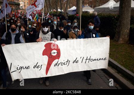 Bannière de la Ligue des droits de l'Homme. Plus de 5000 000 manifestants ont une fois de plus protesté contre le projet de loi appelé « Loi sur la sécurité mondiale » promu par le président français Macron et sa majorité. Le projet de loi sur la "loi mondiale sur la sécurité" interdonnera également à quiconque de photographier ou de filmer des membres de la police s'il n'est pas bafoué : les transgresseurs pourraient être condamnés jusqu'à un an de prison et une amende de €45,000 ans. Le projet de loi prévoit également de généraliser la reconnaissance faciale dans les espaces publics comme en Chine.le défenseur français des droits, la Commission nationale française des droits de l'homme (organes administratifs) et le Rig humain de l'ONU Banque D'Images